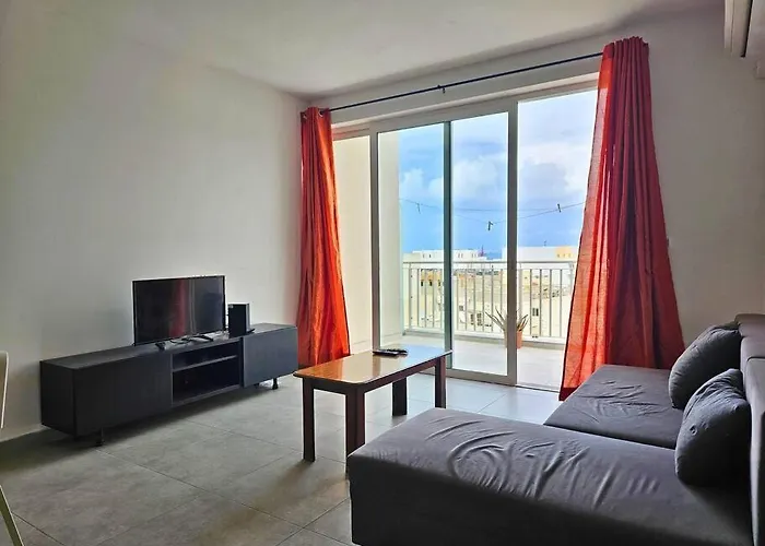3 Bedroom Central Apartment St Pauls Bay